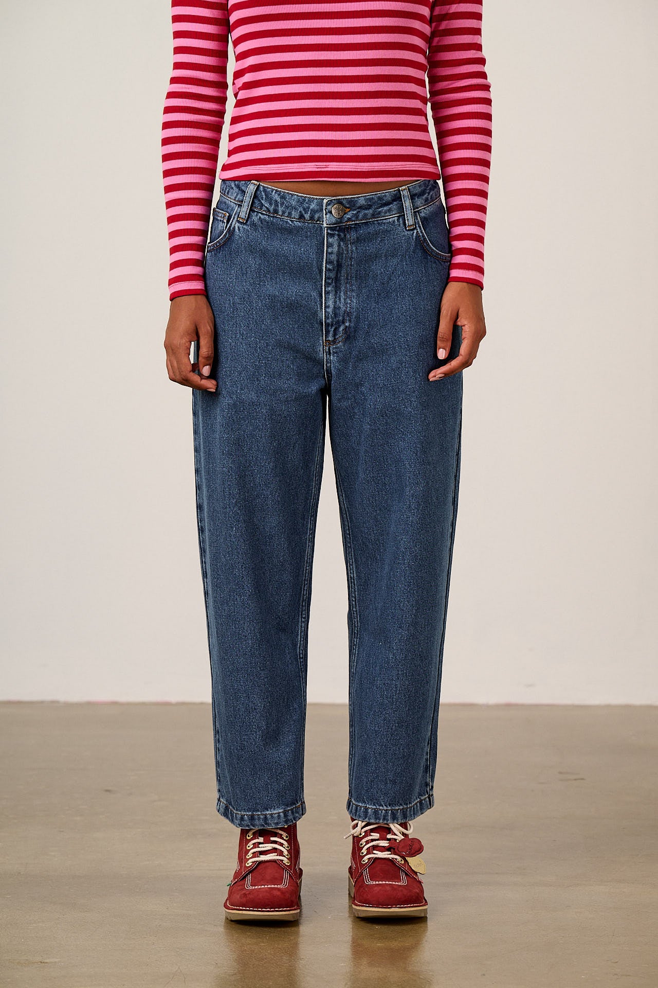 Drew - Cropped Straight Leg Denim Jeans in Mid Wash Blue