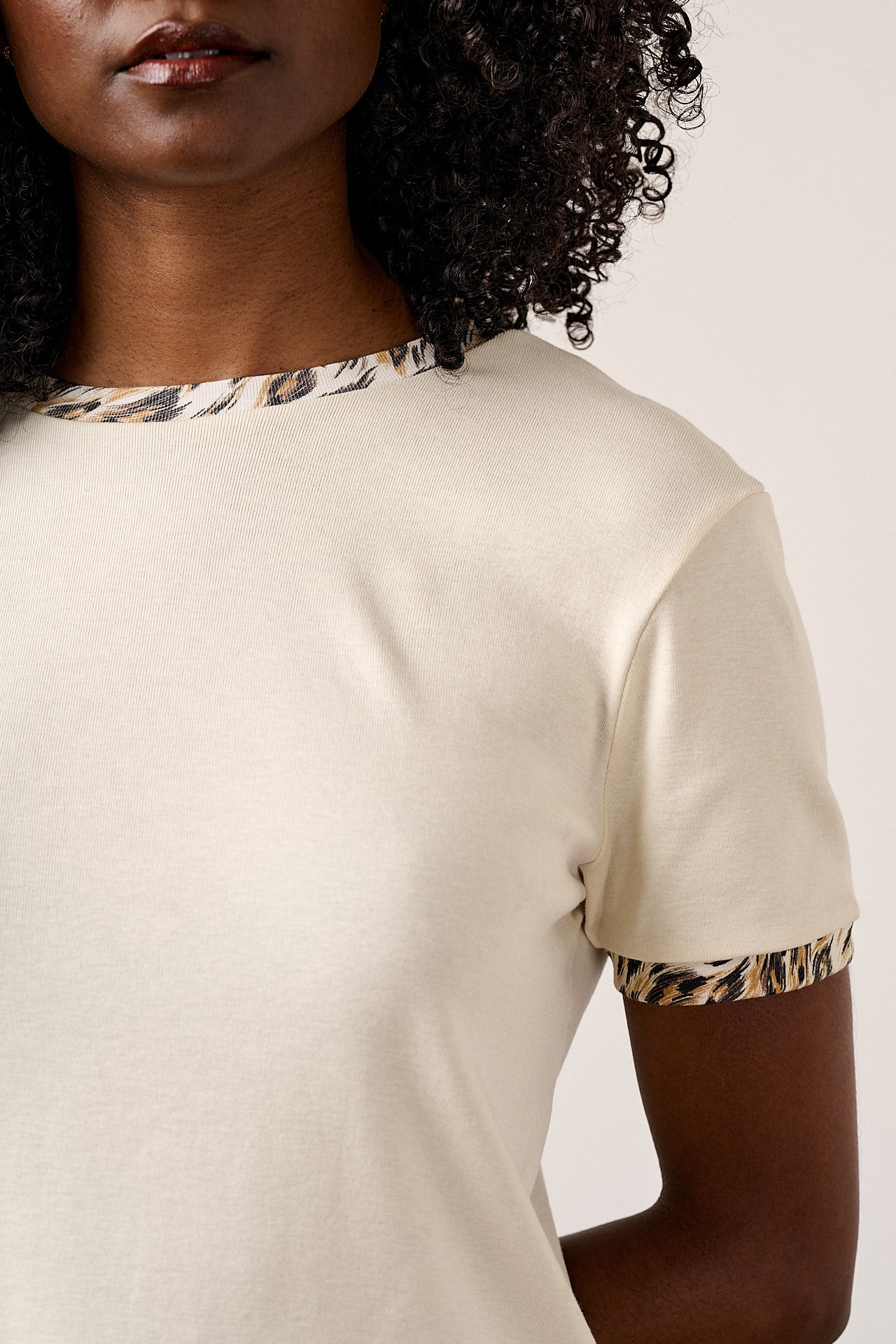 Maya - Cotton T-Shirt in Leo Swirl Trim
