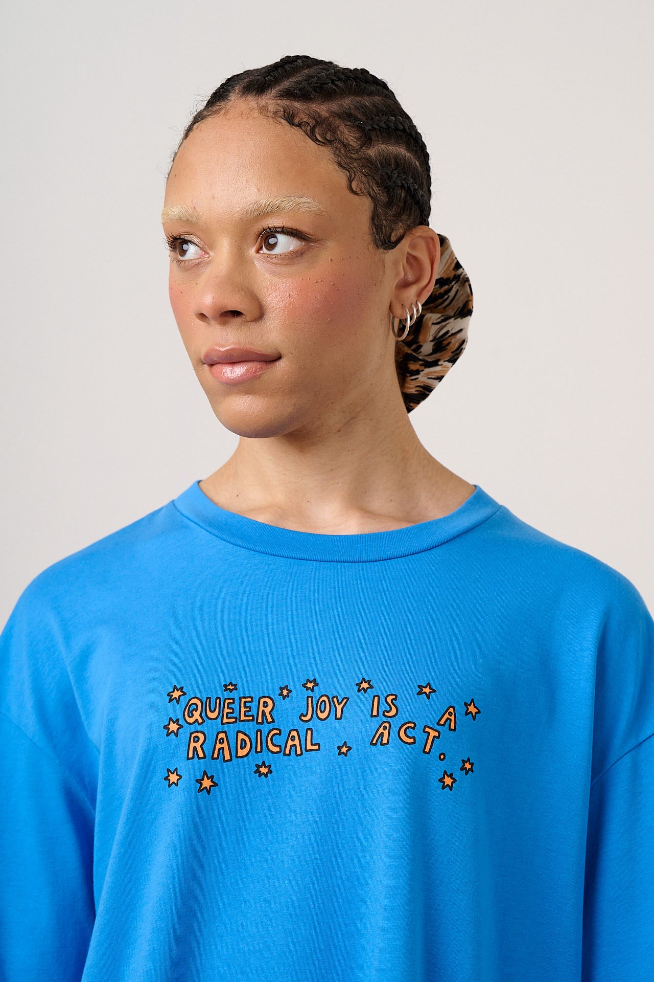 Bee Illustrates Pride 2026 - Benny - Oversized cotton T-Shirt in Blue
