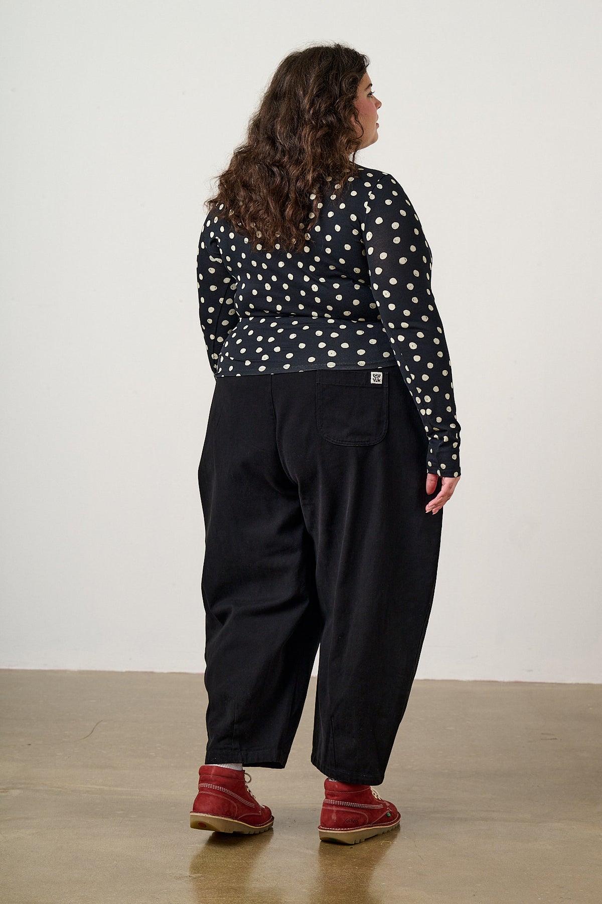 Ashby - Cotton Barrel Leg Trousers in Black