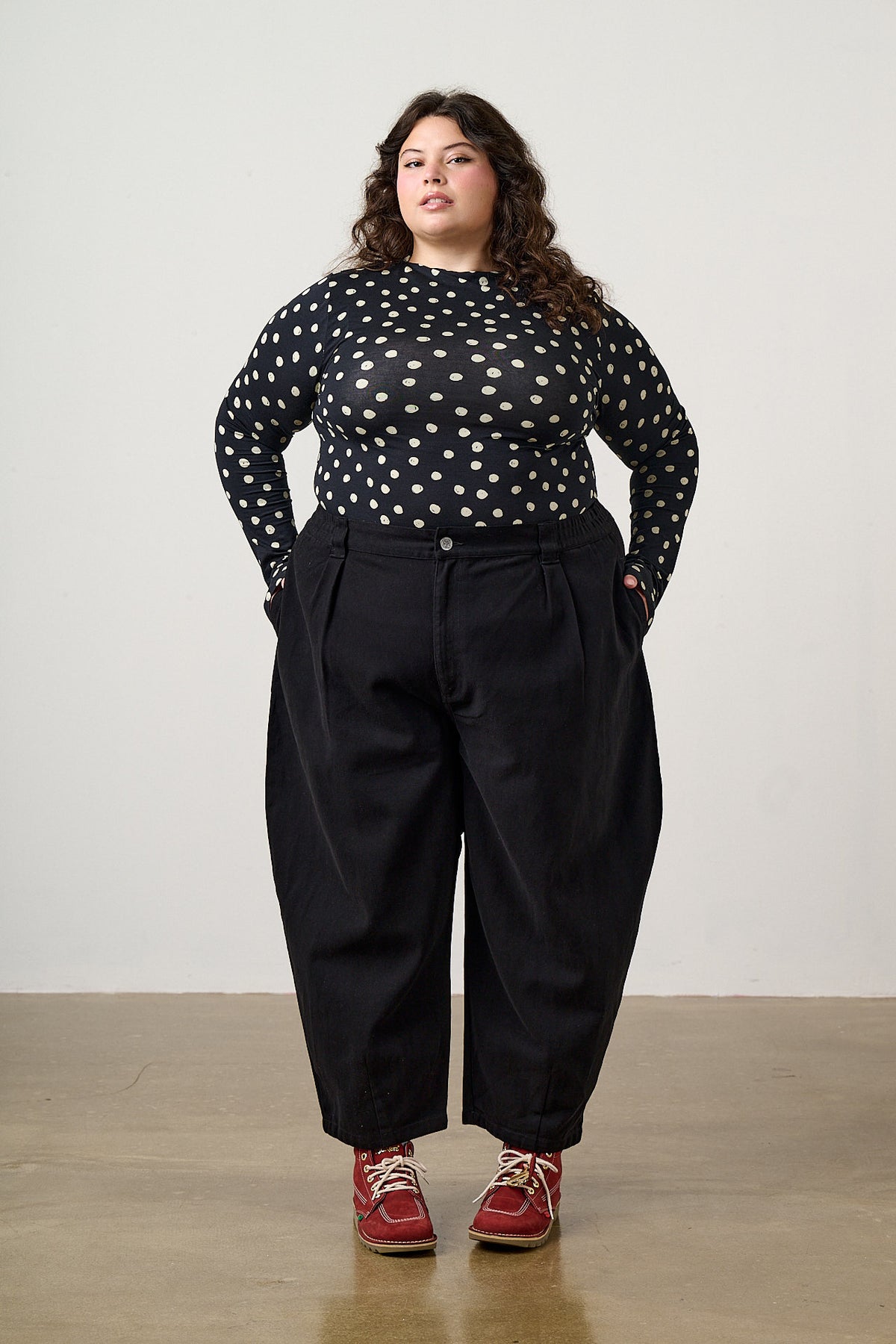 Ashby - Cotton Barrel Leg Trousers in Black
