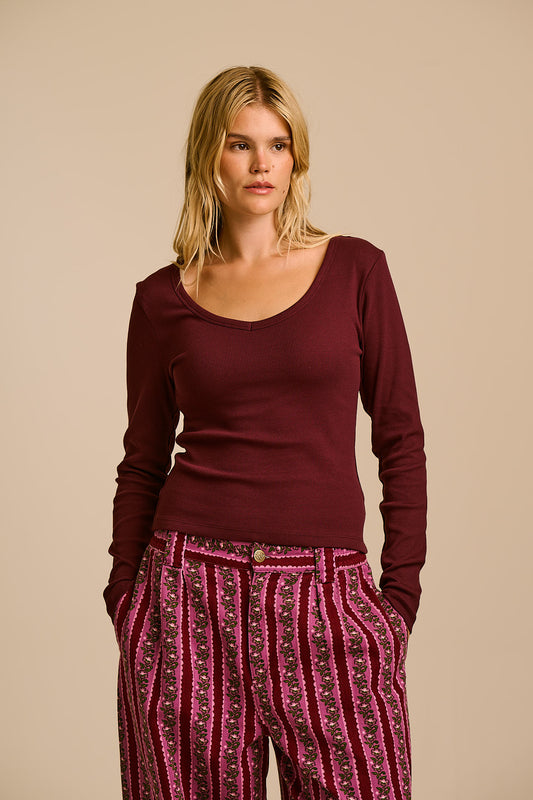 Shay - Cotton Ribbed V-Neck Top in Port