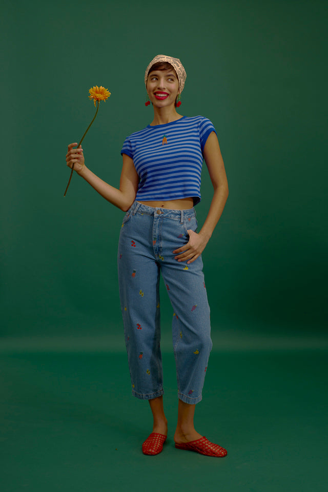 Drew - Cropped Straight Legged Cotton Trousers in Light Wash Veg Embroidery