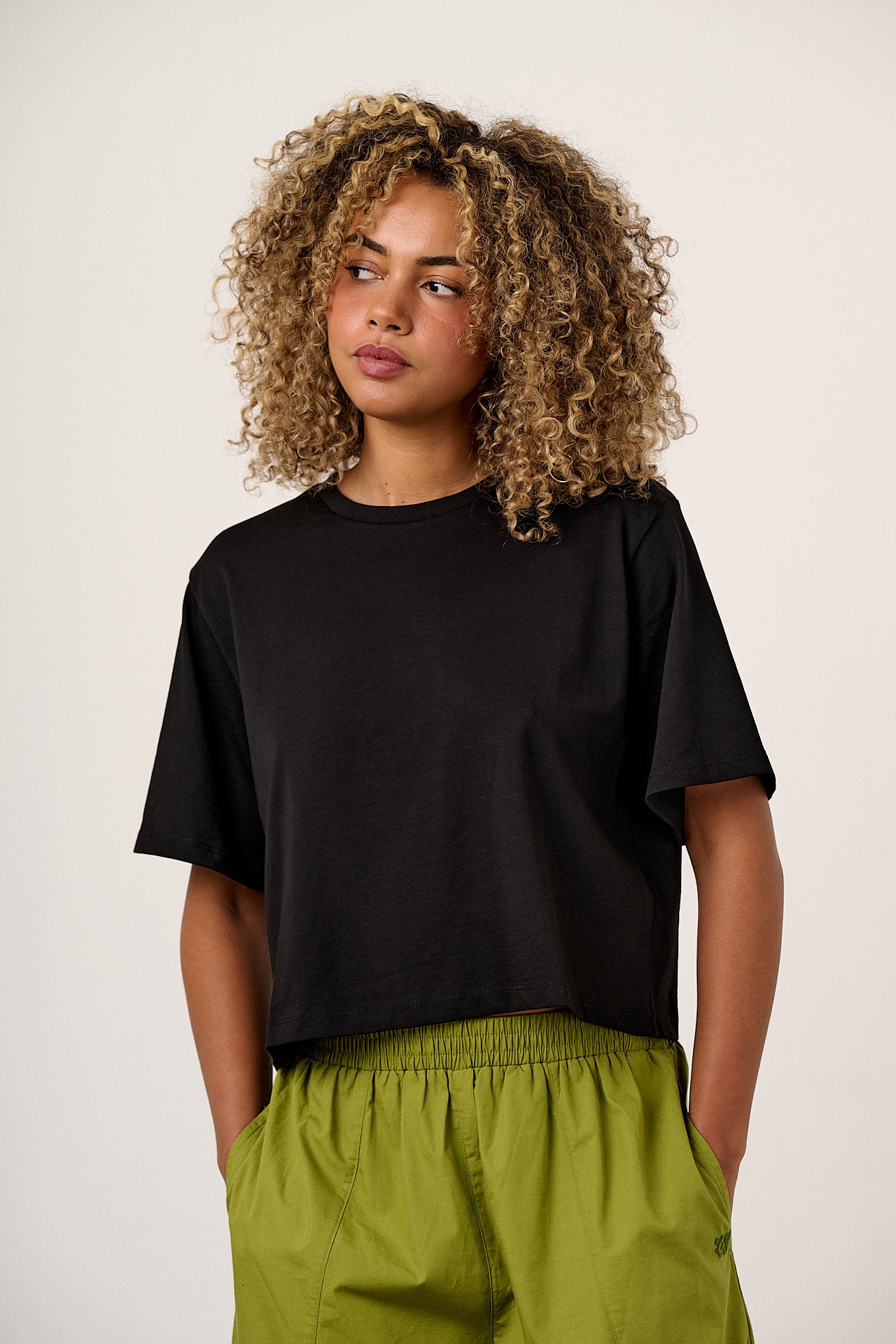 Zayla - Cropped Boxy T-Shirt in Black