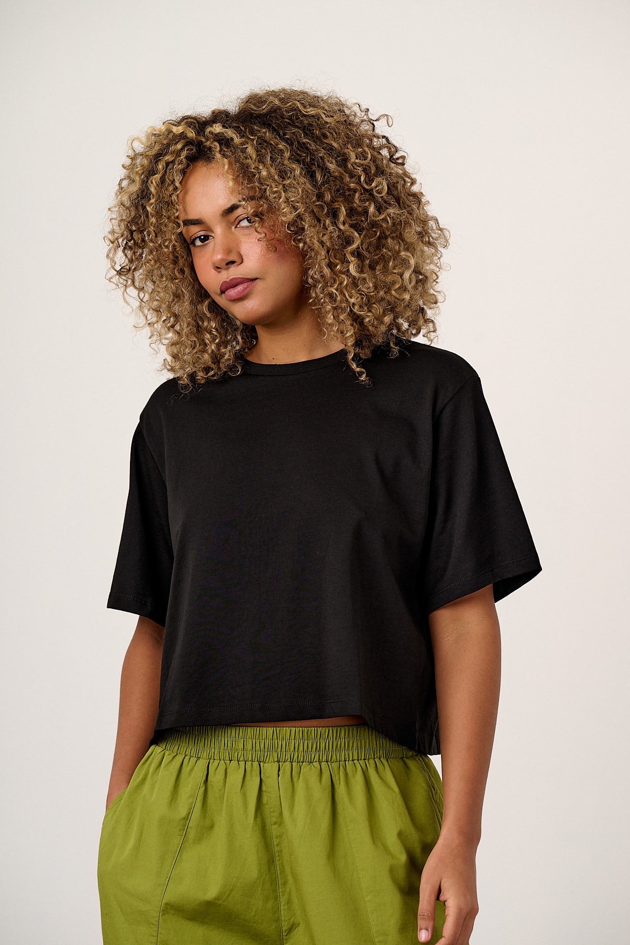 Zayla - Cropped Boxy T-Shirt in Black