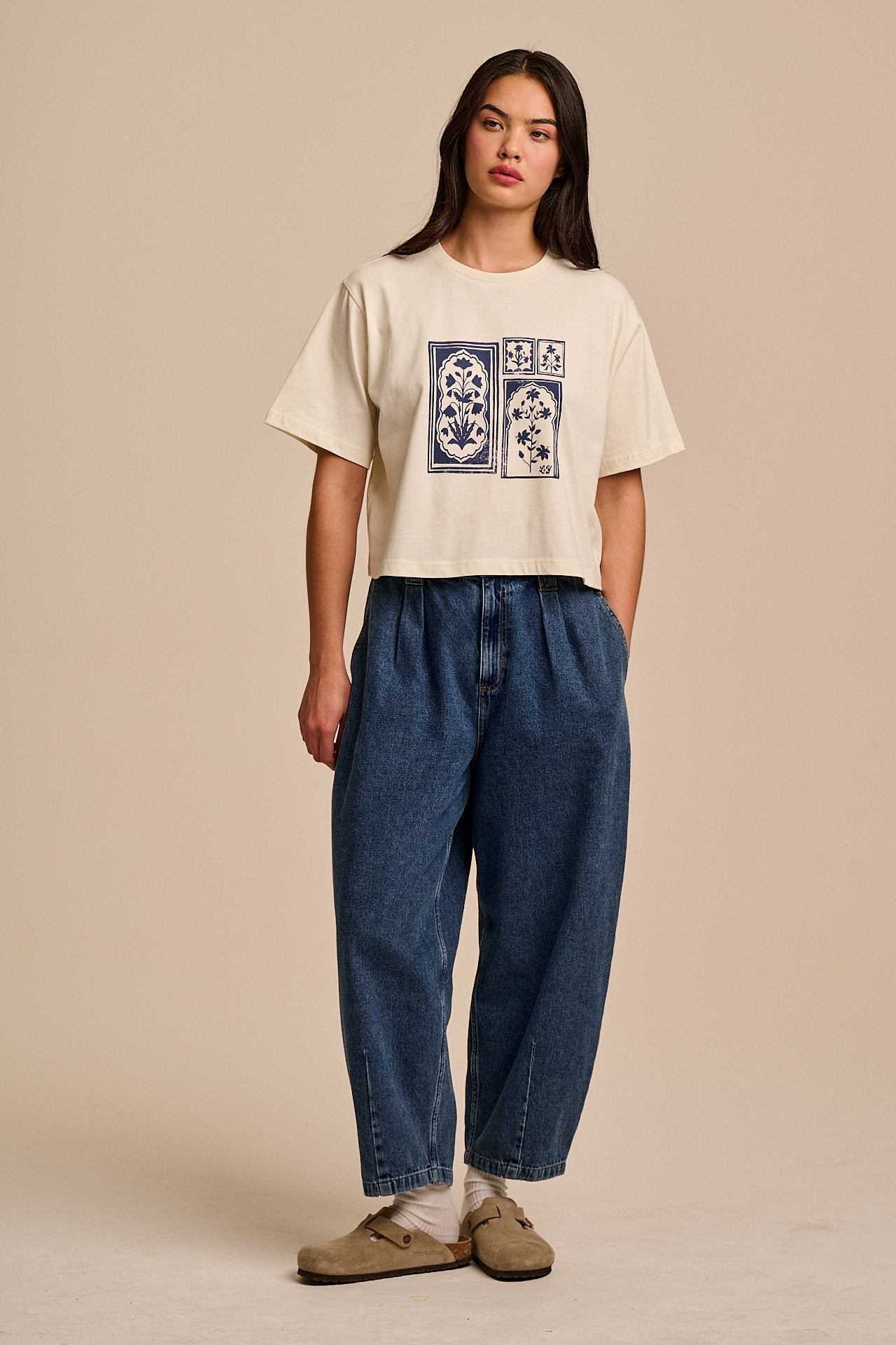 Zayla - Cropped Boxy T-Shirt - Cotton in Ecru Walled Blooms – Lucy