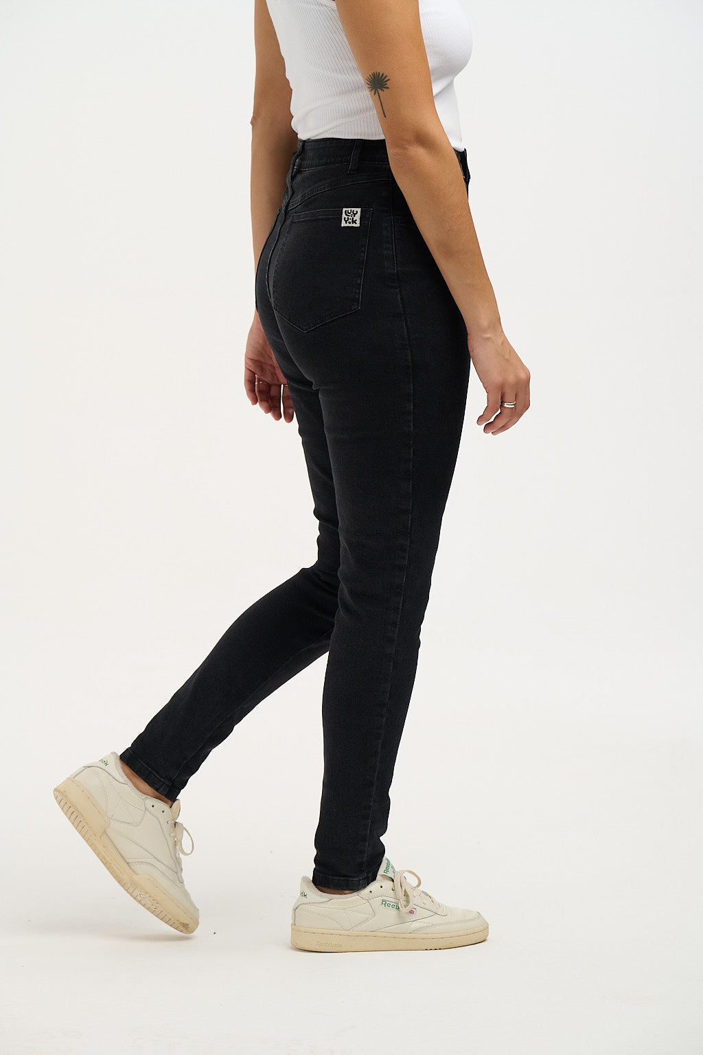 Soho Close Fitting Jeans: ORGANIC DENIM - Washed Black