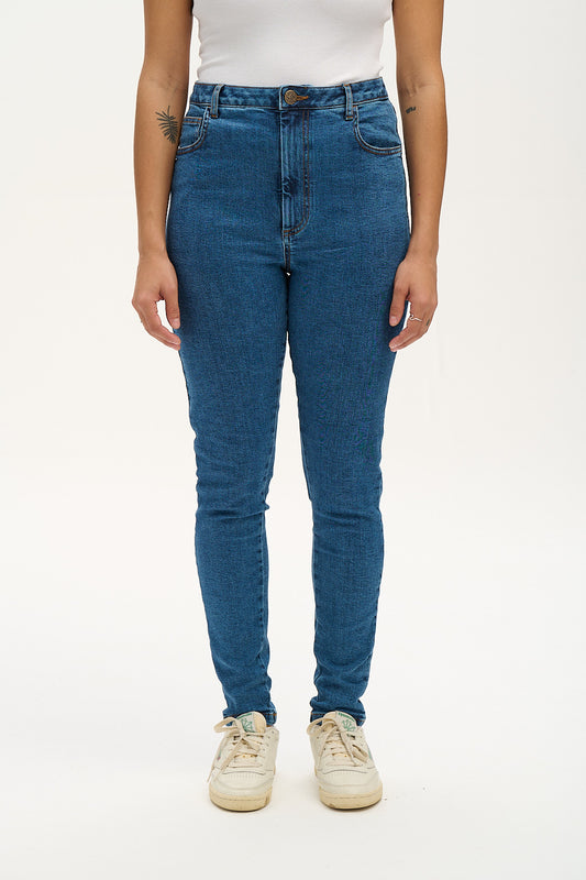 Soho Close Fitting Jeans: ORGANIC DENIM - Mid Wash Blue